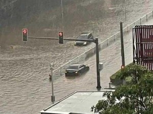 jul163 外勤中突然下大雨，还好我有智能雨靴及时应对