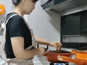 边做饭边躁人妻—人妻做饭时被躁，这样的行为是否合适？