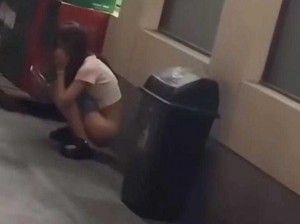 女沟厕撒尿AsianBeaChToilet_：亚洲海滩女沟厕撒尿